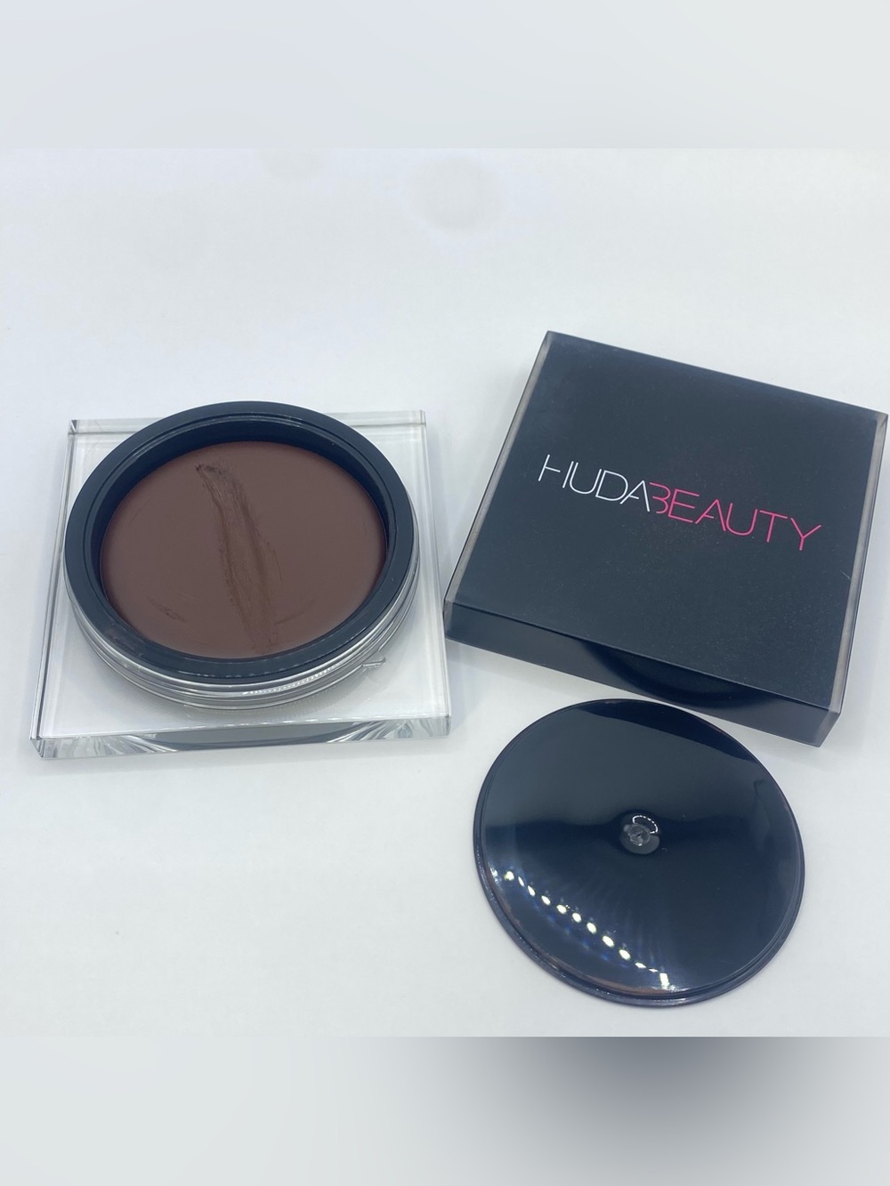 Huda Beauty Tantour Contour Bronzer in Tan